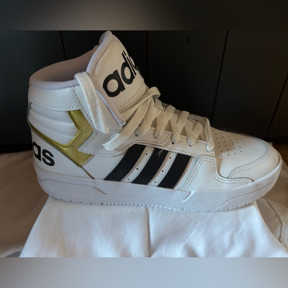 ADIDAS Men's Entrap Mid Basketball Shoe  White Black Gold SIZE 8.5 New